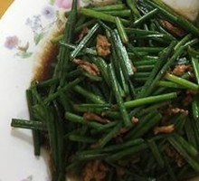 Stir-fried Pork Shreds with Chinese Leek Stalks