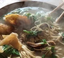 Pickled Cabbage and Pork Noodles