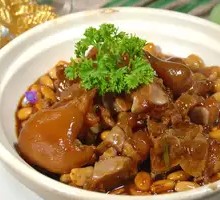 Braised Pig's Feet with Soybeans