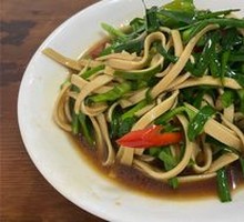 Stir-fried Leek with Bean Curd Sheets