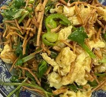 Sesame Noodles Stir-Fried with Eggs