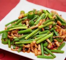 Garlic Shoots with Shredded Pork