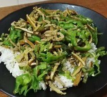 Green Pepper and Tofu Shreds Rice Bowl