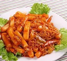 Spicy Ramen Stir-Fried Rice Cakes