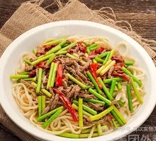 蒜苔炒牛肉盖浇面