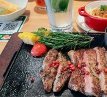 Golden Thick-Cut Red Pepper Sirloin Steak
