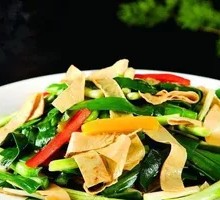 Stir-fried Tofu Skin with Leeks