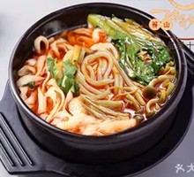 Potato Noodles in Clay Pot with Knife-Sliced Noodles