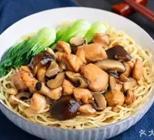 Stir-Fried Chicken with Mushrooms Noodles