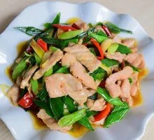 Stir-fried Pork with Garlic Greens