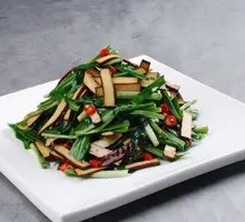 Stir-fried leek with fried tofu