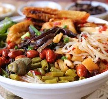 Clam Rice Noodles in Clay Pot