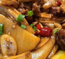 Stewed Pig Trotter in Clay Pot