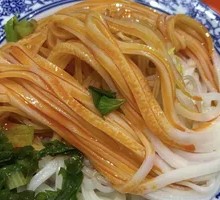 Qin Town Red Oil Rice Noodles