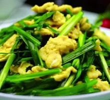 Stir-fried Eggs with Leeks over Rice