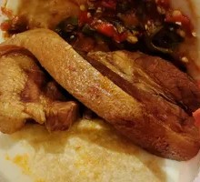 Braised Pork in Lotus Leaf Pancake with Chili Paste and Flatbread