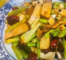 Stir-fried Celery with Fried Tofu Sheets