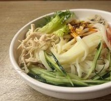 Spicy Chicken Noodles in Cold Skin