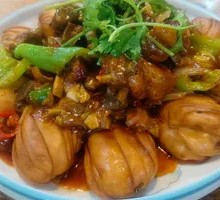 Braised Chicken with Flower Rolls