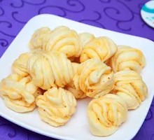 Flower-shaped steamed bun