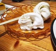 Flower-shaped steamed bun