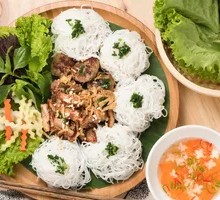 Grilled Meat with Meat Patties and Lemon