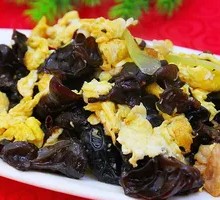Stir-fried eggs with wood ear mushrooms