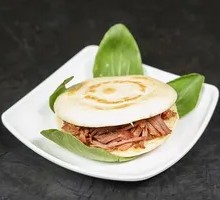 Braised Meat with Dry Pancake