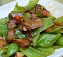 Green Pepper and Preserved Meat Rice Bowl
