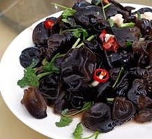 Walnut and Wood Ear Mushroom Salad