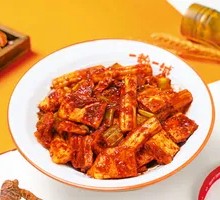 Chicken Stir-Fried Noodles with Mouse Cake Cut in Half