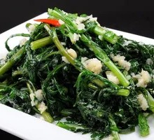 Stir-Fried Garlic Chrysanthemum Greens