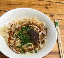 Fried Pork and Tofu Skin Noodles with Hot Oil