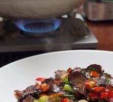 Cured Beef Stir-fried with Garlic Greens