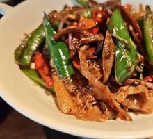 Green Pepper Stir-fried with Deer Antler Mushroom