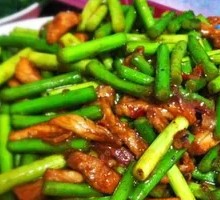 Stir-fried garlic shoots with pork