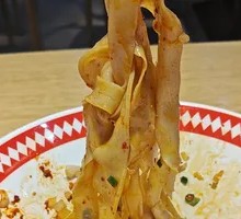 Sour Spicy Bamboo Shoot Noodles with Oil-Poured Method