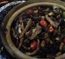 鱼香肉丝煲仔饭