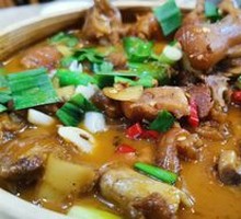 Braised Pig's Feet in Clay Pot