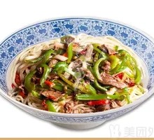 Stir-Fried Beef with Green Pepper Over Noodles