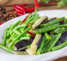 Stir-Fried Green Beans with Tofu Cubes