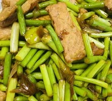 Stir-fried garlic shoots with pork