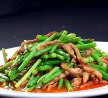 Stir-fried garlic shoots with pork