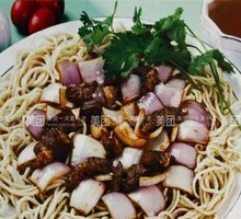 洋葱炒牛肉盖浇面