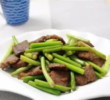 Garlic Shoot Stir-Fried Beef Noodles