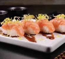 Salmon Mango Sushi Roll