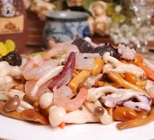 Iron Plate Three Fresh Wild Mushrooms