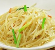 Shredded potato stir-fried with scallions