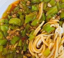 Spicy Pepper and Minced Pork Noodles