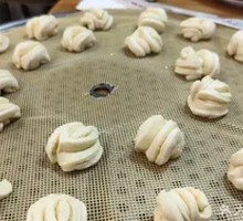 Flower-shaped steamed bun